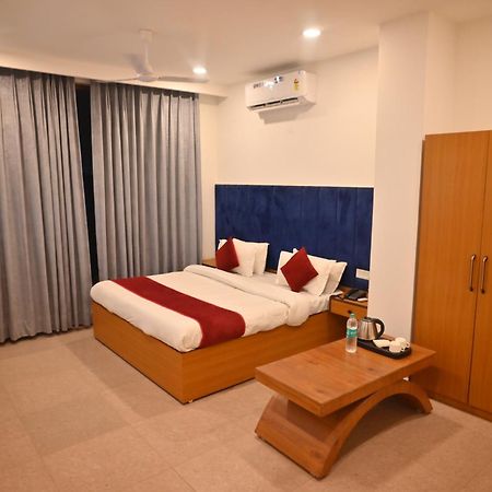 Hotel Lake View Chandīgarh Екстериор снимка