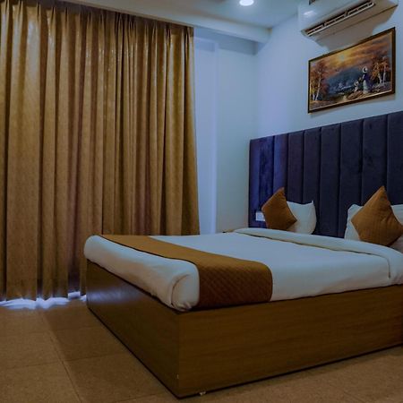 Hotel Lake View Chandīgarh Екстериор снимка