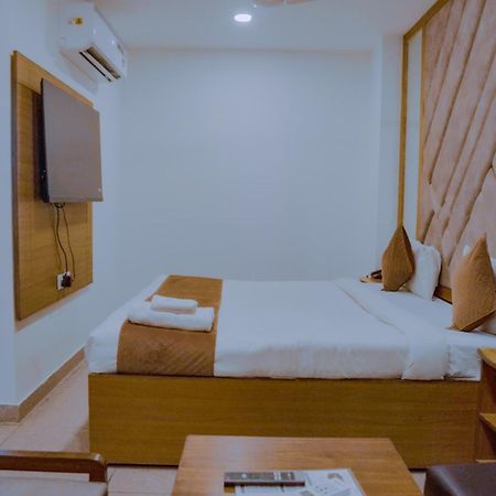 Hotel Lake View Chandīgarh Екстериор снимка