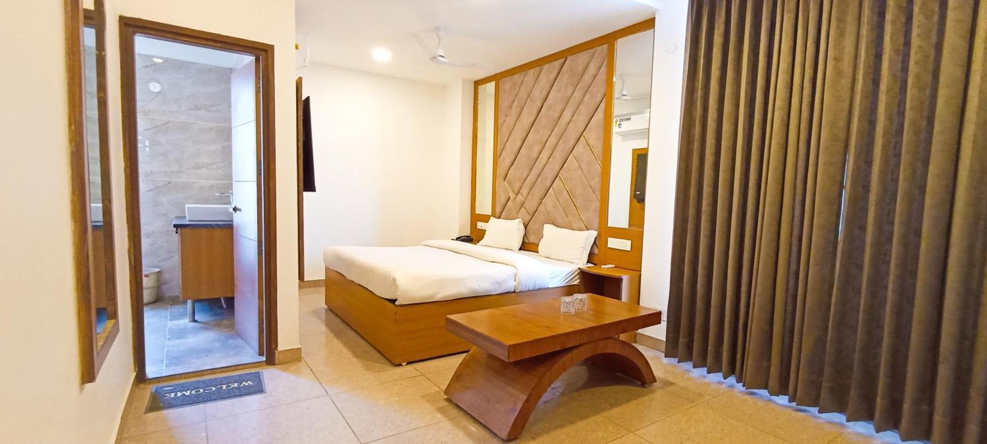 Hotel Lake View Chandīgarh Екстериор снимка