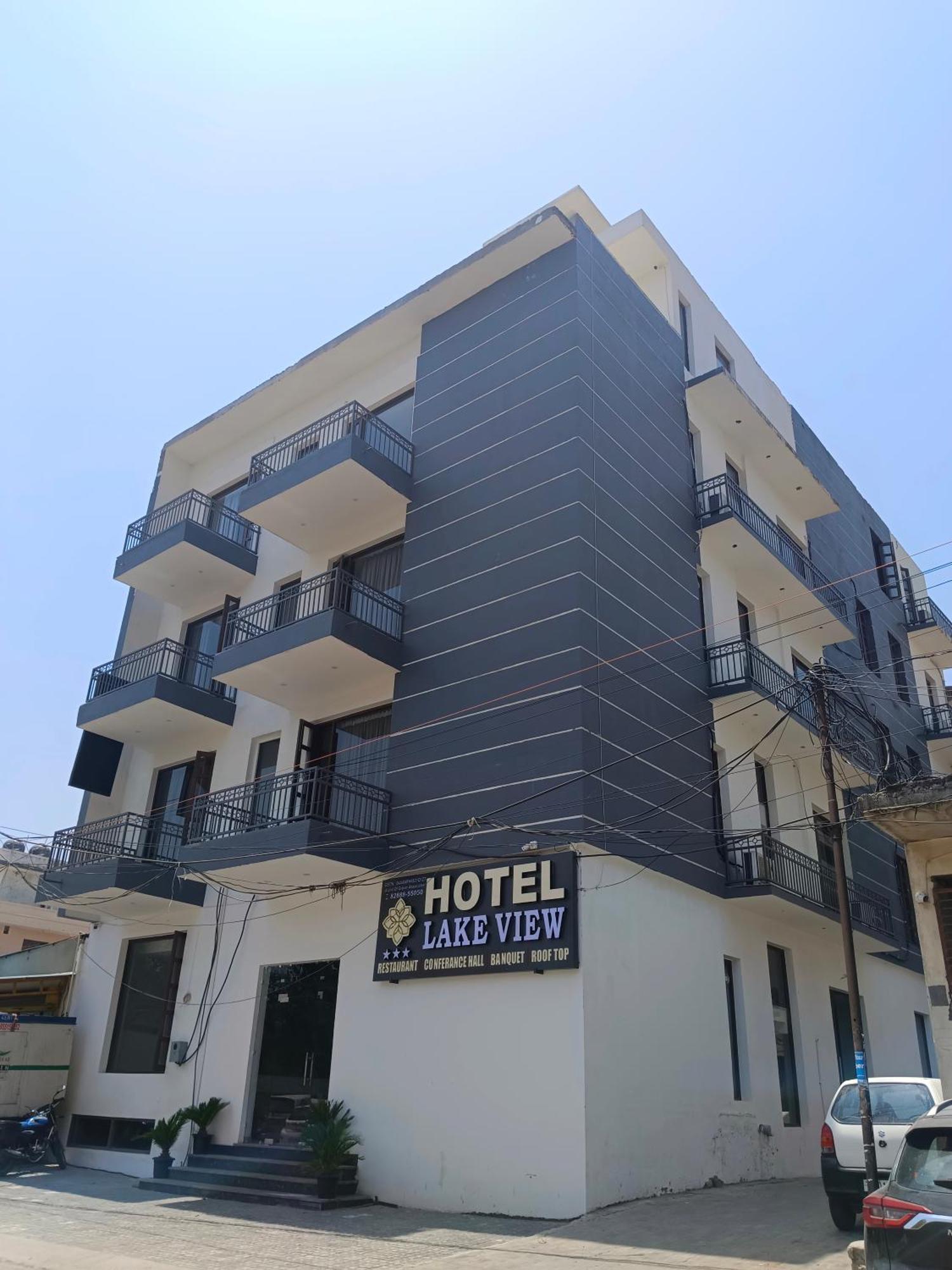Hotel Lake View Chandīgarh Екстериор снимка