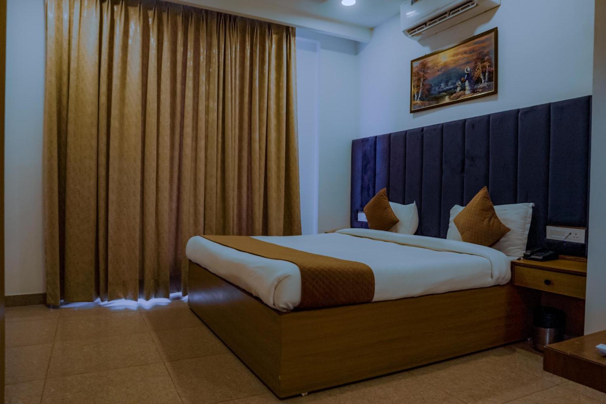 Hotel Lake View Chandīgarh Екстериор снимка