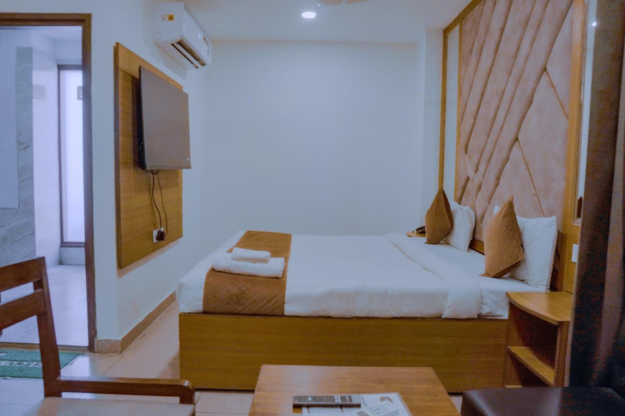 Hotel Lake View Chandīgarh Екстериор снимка