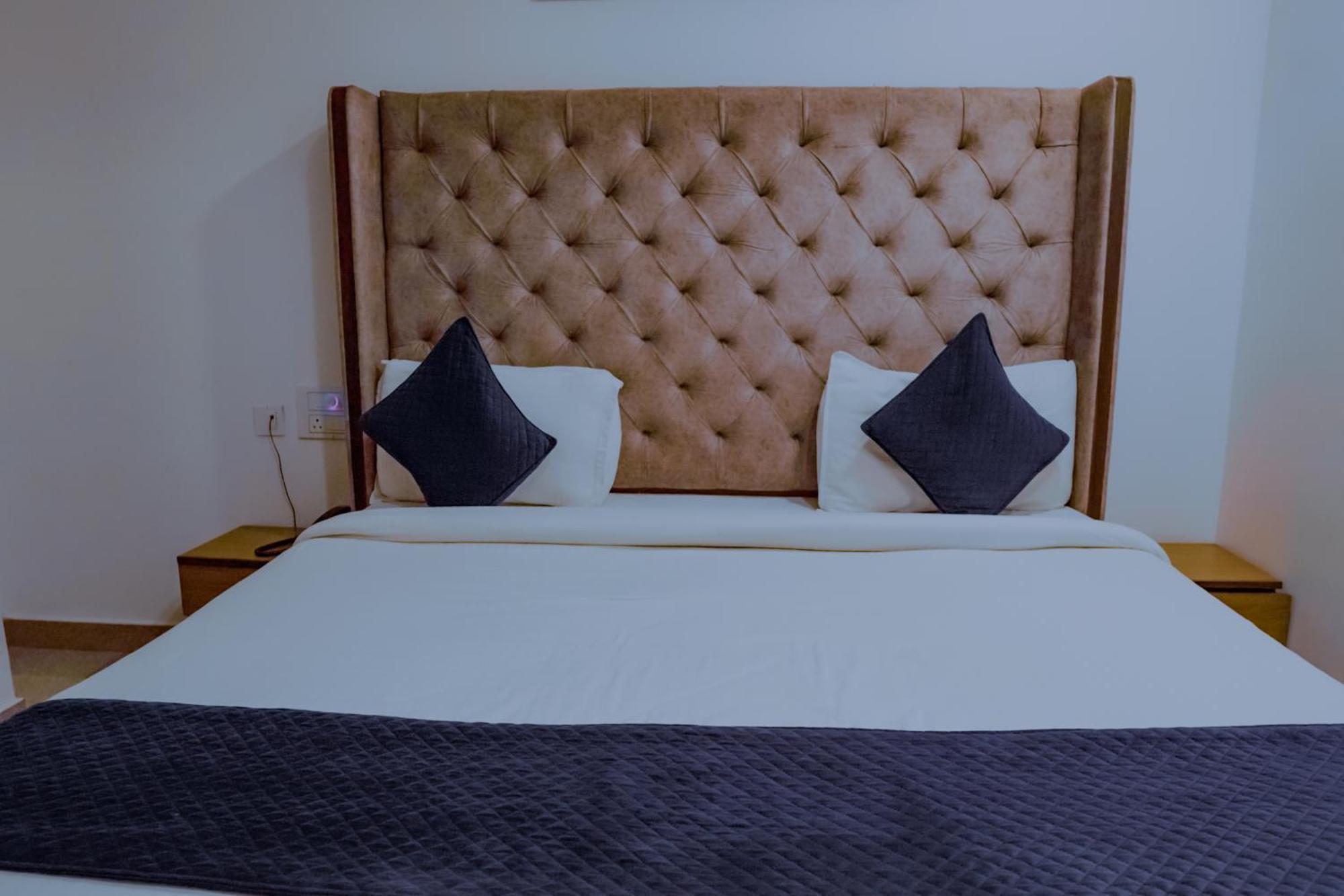 Hotel Lake View Chandīgarh Екстериор снимка