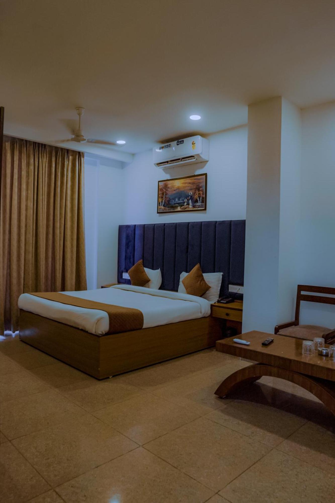 Hotel Lake View Chandīgarh Екстериор снимка