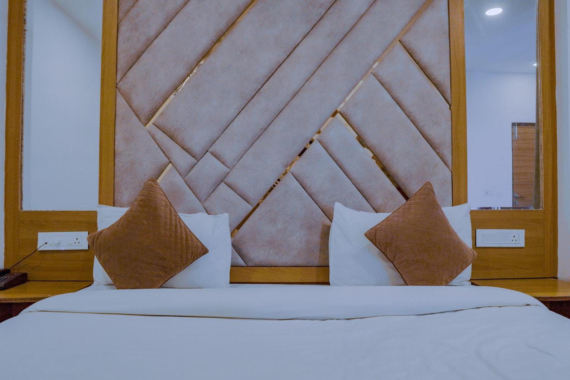 Hotel Lake View Chandīgarh Екстериор снимка