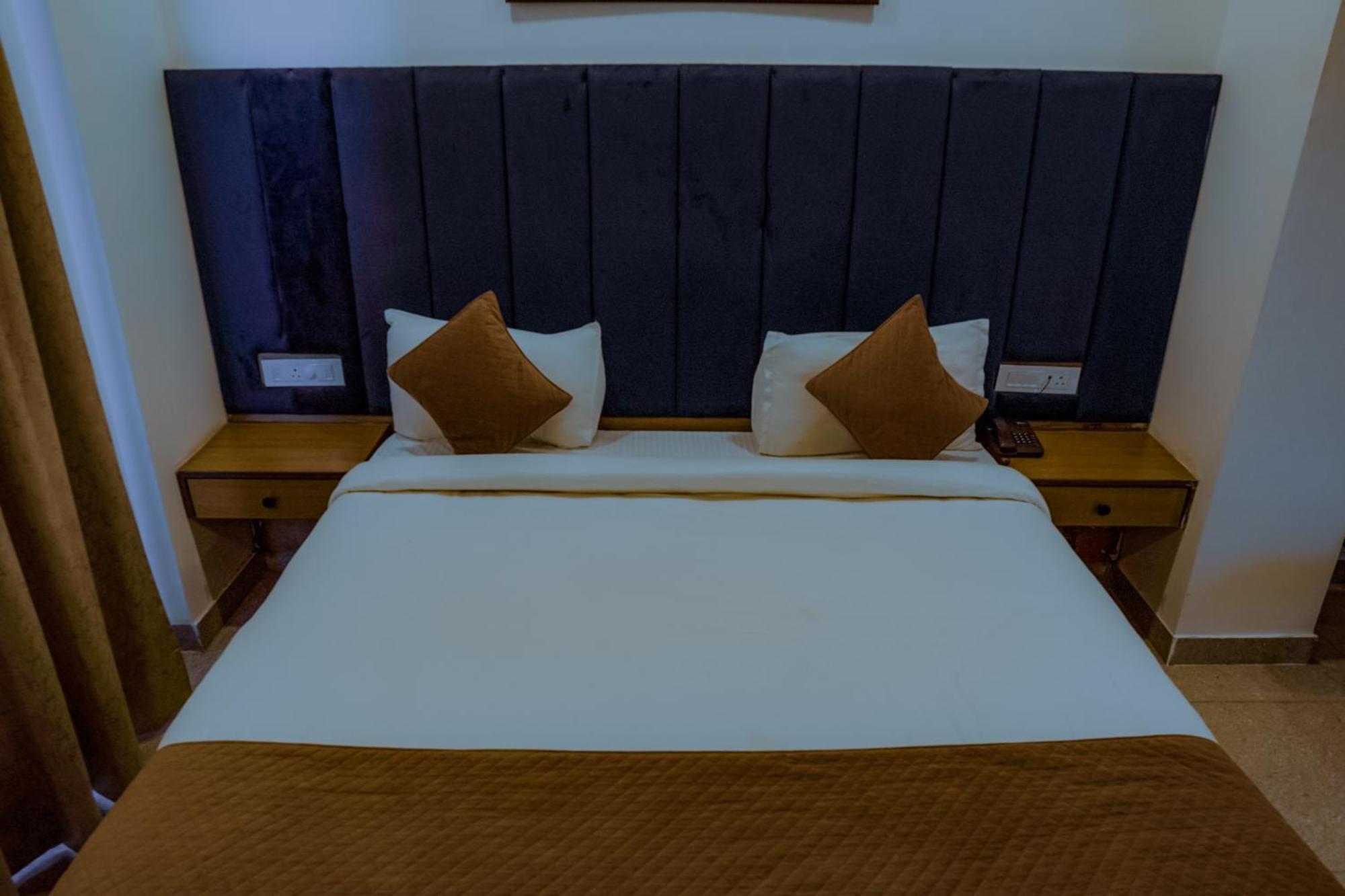 Hotel Lake View Chandīgarh Екстериор снимка
