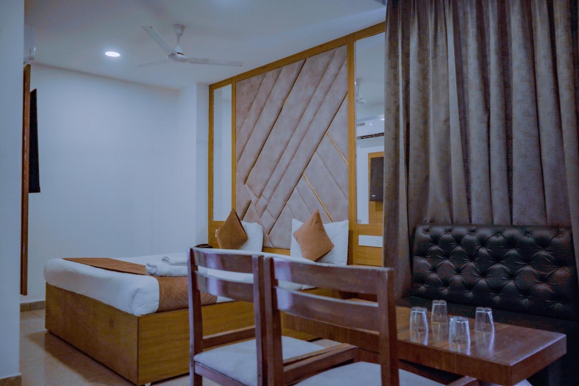 Hotel Lake View Chandīgarh Екстериор снимка