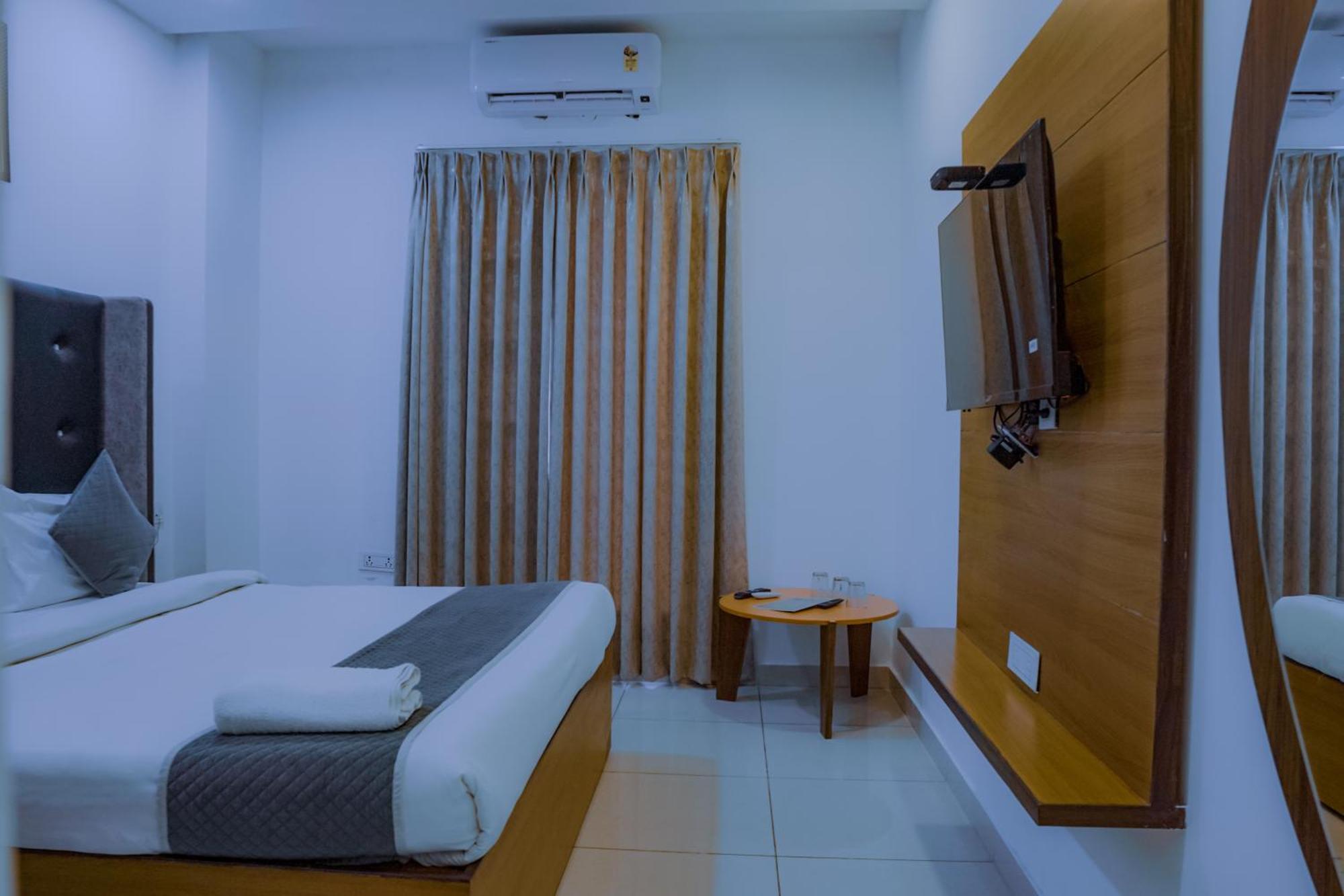 Hotel Lake View Chandīgarh Екстериор снимка
